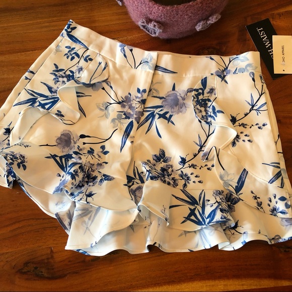 NWT Floral shorts with ruffle detail and side pockets. Size 2. Soho Apparel - Picture 3 of 7